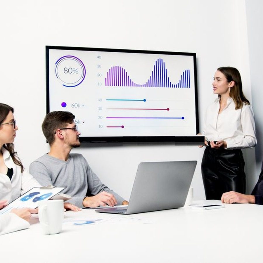 Equipo revisando un informe con gráficos en una pantalla